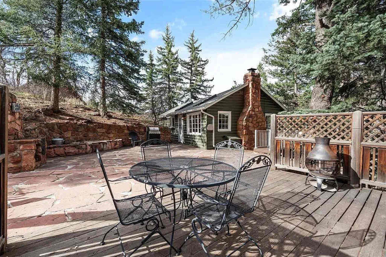 Oakwood Lodge! Secluded Forest Retreat w Hot Tub